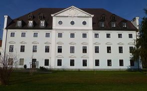 Schloss Zell an der Pram (Link zum Foto: https://commons.wikimedia.org/wiki/File:Schloss_Zell_an_der_Pram.jpg) / © MyName (Luckyprof (talk)), CC BY-SA 3.0 AT , via Wikimedia Commons Schloss Zell an der Pram (Link zum Foto: https://commons.wikimedia.org/wiki/File:Schloss_Zell_an_der_Pram.jpg)
